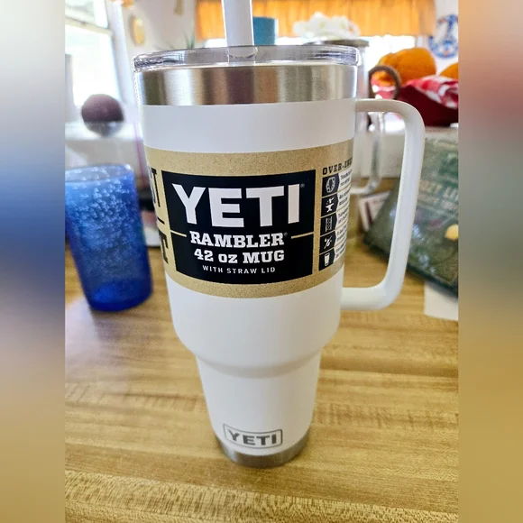 YETI White Rambler 42 oz Mug with Straw Lid - Picture 1 of 4